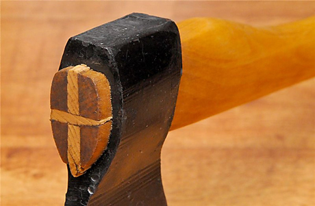 Фото новости: На Николаевщине женщина топором побила голову сожителю Свежие новости: На Николаевщине женщина топором побила голову сожителю