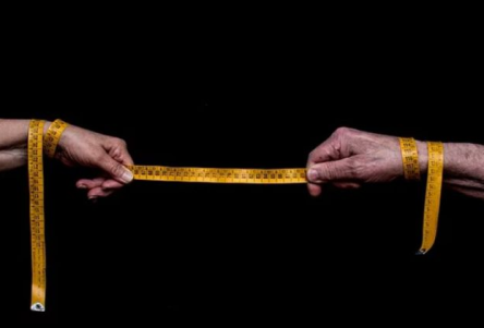 Свежие новости: Безопасная дистанция от больного COVID-19 составляет 4 метра – ученые