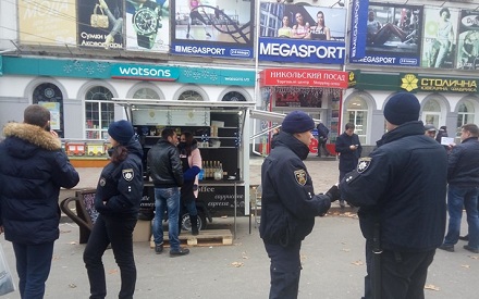 Свежие новости: В центре Николаева патрульные «оцепили» кофейный киоск