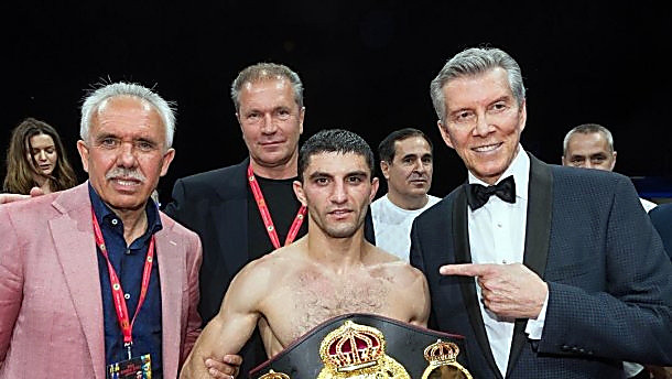 Свежие новости: Украинец Далакян защитил титул чемпиона мира по боксу в наилегчайшем весе