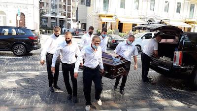 Свежие новости: Гроб с тестем Порошенко привезли на катафалке со знаками 