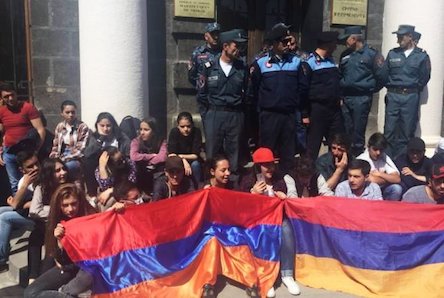 Свежие новости: В Армении оппозиционеры захватили мэрии городов и блокировали Ереван