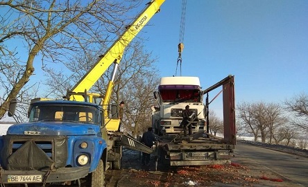 Свежие новости: Ночью на трассе под Новой Одессой перевернулась фура с 20 тоннами лука