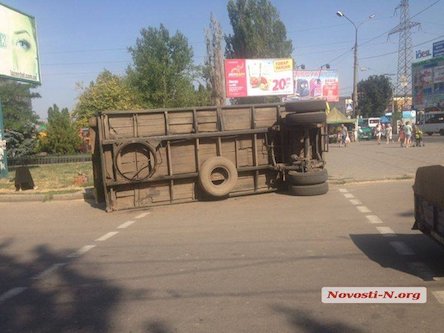 Свежие новости: В Николаеве перевернувшийся прицеп «КамАЗа» до сих пор лежит на дороге