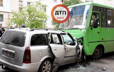 Свежие новости: Под Киевом в ДТП во дворе жилого дома погибли три человека