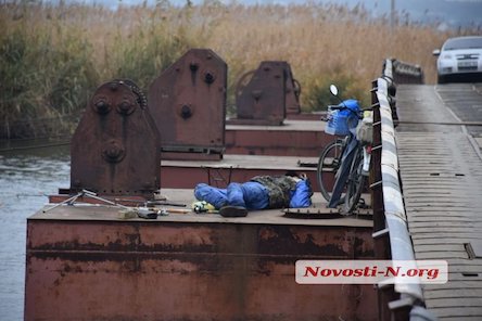 Свежие новости: ФОТО: На Аляудском мосту в Николаеве умер рыбак