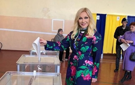 Фото новости: Таисия Повалий вернулась из РФ и проголосовала на выборах Свежие новости: Таисия Повалий вернулась из РФ и проголосовала на выборах