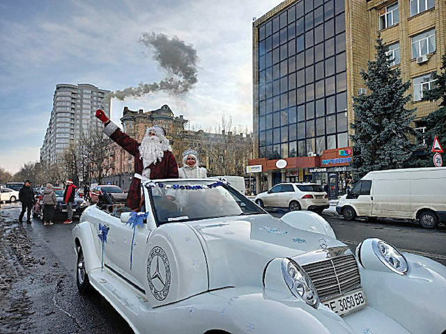 Свежие новости: В Николаеве «новогодний кортеж» Деда Мороза разъезжал по городу