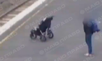 Свежие новости: ВИДЕО: Родители не заметили, как коляска с малышом упала на рельсы