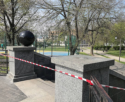 Свежие новости: В Николаеве вандалы сбросили с ограждения гранитный шар