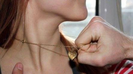 Свежие новости: В Вознесенске злоумышленник сорвал с шеи женщины золотую цепочку