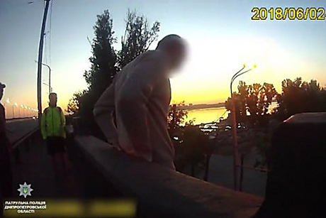 Фото новости: Патрульные Днепра уговорили мужчину не прыгать с моста Свежие новости: Патрульные Днепра уговорили мужчину не прыгать с моста