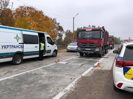 Свежие новости: Под Николаевом колонна фур с перегрузом пыталась объехать пункт ГВК по проселочным дорогам