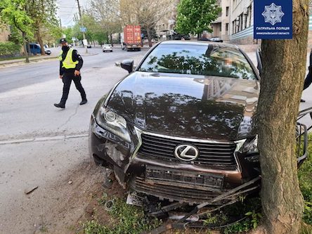 Свежие новости: В Николаеве патрульные задержали нетрезвого водителя на «Лексусе», который совершил ДТП