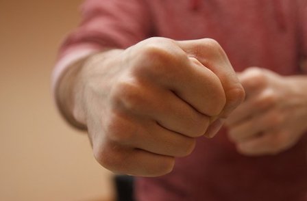 Свежие новости: ВИДЕО: В Николаеве два водителя с лопатами устроили «разборки» на дороге