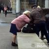 Фото новости: В Полтаве прохожие сняли на видео, как мужчина избивает девочку – полиция установила, что это её отец и забрала подростка из семьи Свежие новости: В Полтаве прохожие сняли на видео, как мужчина избивает девочку – полиция установила, что это её отец и забрала подростка из семьи