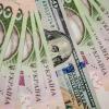 Свіжі новини: Гривна продолжает дешеветь относительно доллара и евро