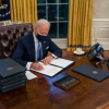 Свіжі новини: Байден убрал из кабинета кнопку Трампа для вызова официанта с колой