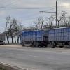 Свежие новости: В Николаеве у грузовика из прицепа на ходу высыпался груз зерна