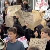Свіжі новини: У Франції студентські протести супроводжуються сутичками та політичними символами
