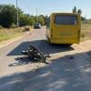Свежие новости: Чотирнадцять і шістнадцять років: двоє підлітків на мотоциклах влетіли в автобус у Галициновому