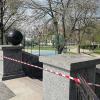 Свежие новости: В Николаеве вандалы сбросили с ограждения гранитный шар