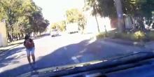 Свежие новости: Появилось видео, как в Николаеве мужчина «прыгает» под колеса