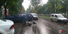 Свежие новости: В Николаеве на проспекте минивэн врезался в припаркованный внедорожник