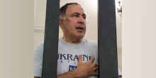 Фото Саакашвілі за ґратами заспівав гімн України