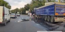 Фото новости: На мосту в Николаеве фура пробила топливный бак Свежие новости: На мосту в Николаеве фура пробила топливный бак