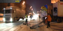 Свежие новости: Вночі у Києві фура знесла стовп: перекривався рух транспорту