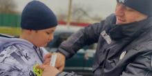 Фото новости: У Баштанці поліцейські дарували світловідбиваючі подарунки неповнолітнім Свежие новости: У Баштанці поліцейські дарували світловідбиваючі подарунки неповнолітнім