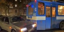 Свежие новости: В Николаеве троллейбус, двигаясь задним ходом, врезался в авто