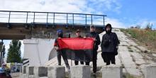 Свежие новости: В Николаеве «Правый сектор» вывесил красно-черный флаг на мосту — люди вызвали полицию