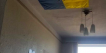 Свежие новости: В здании Николаевской РГА дырку в потолке замаскировали большим флагом