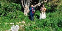Свежие новости: ​Британка вийшла заміж за дерево і хоче змінити своє прізвище