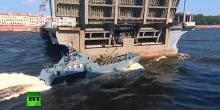 Свежие новости: В России на военно-морском параде катер врезался в опору моста