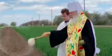 Свежие новости: ВИДЕО: По просьбе аграриев одесский митрополит в поле молился о ниспослании дождя