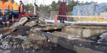 Фото новости: В Киеве возле метро Дарница провалился мост Свежие новости: В Киеве возле метро Дарница провалился мост
