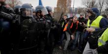 Фото новости: В Париже демонстранты напали на 3 полицейских, один из них достал оружие Свежие новости: В Париже демонстранты напали на 3 полицейских, один из них достал оружие