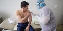 Свежие новости: Президент Зеленский вакцинировался от COVID-19 на передовой
