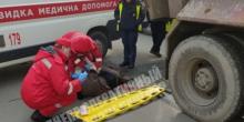 Свежие новости: Видео 18+: Жуткое ДТП в Днепре: грузовик сбил мужчину и протащил его несколько метров