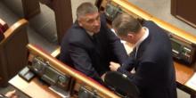 Фото новости: Экс-регионала поймали за передачей денег в зале ВР (ВИДЕО) Свежие новости: Экс-регионала поймали за передачей денег в зале ВР (ВИДЕО)