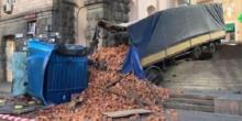 Свежие новости: ВИДЕО: В Киеве перевернулась фура с кирпичами