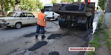 Свежие новости: ВИДЕО: В Николаеве асфальт кладут прямо в лужи