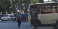Свежие новости: ВИДЕО: В Киеве водитель Mercedes напал на маршрутчика с пистолетом