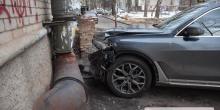 Свежие новости: ФОТО: В центре Николаева элитный BMW Х7 врезался в пятиэтажку