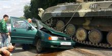 Свежие новости: В Беларуси БМП раздавил авто