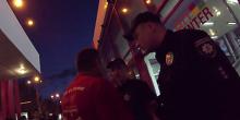 Фото новости: ВИДЕО: Николаевские патрульные применили силу к мужчине, который к ним цеплялся во время эвакуации посетителей из «Сити-центра» Свежие новости: ВИДЕО: Николаевские патрульные применили силу к мужчине, который к ним цеплялся во время эвакуации посетителей из «Сити-центра»