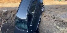 Свежие новости: Фото, В Харькове внедорожник рухнул в яму